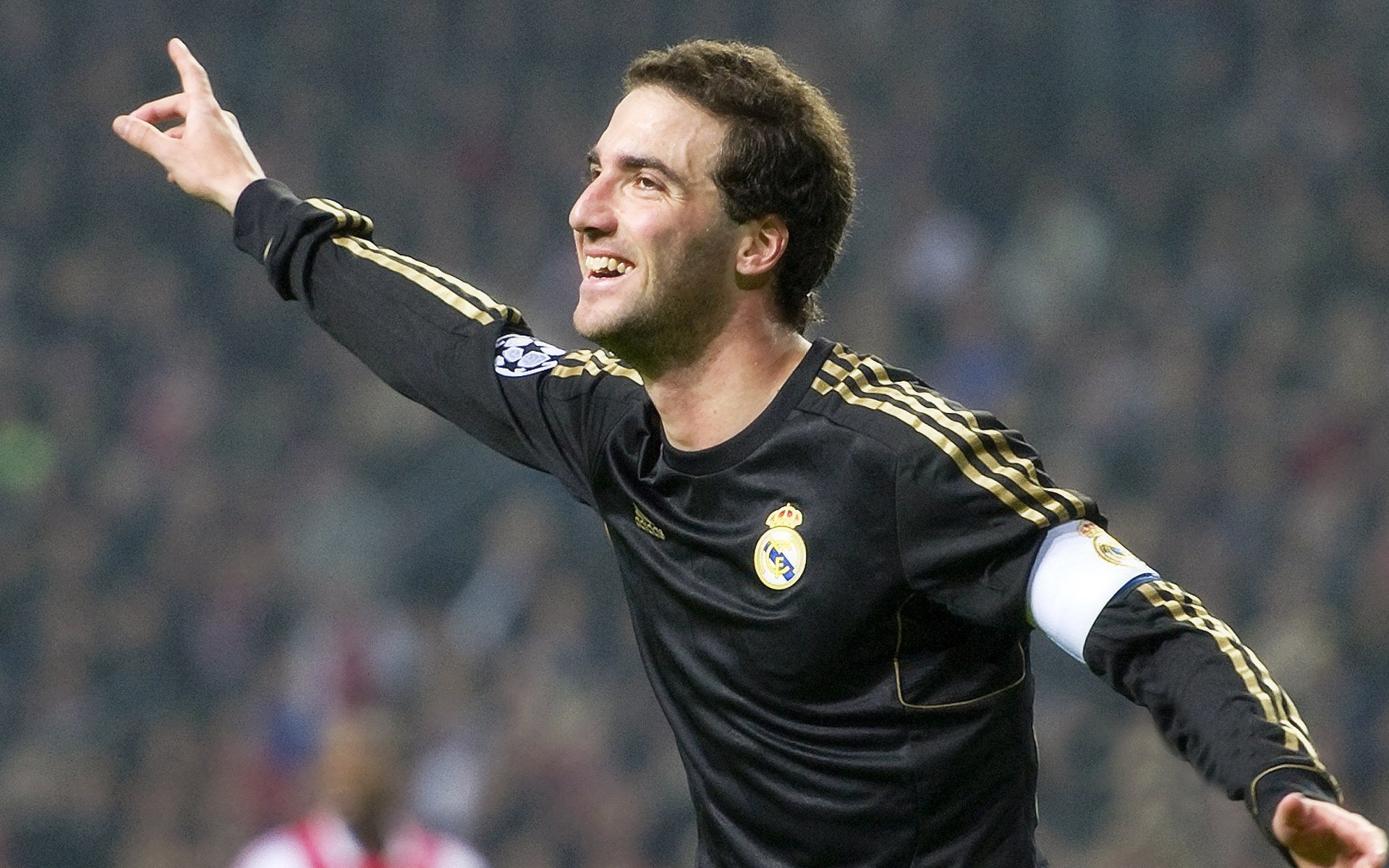 北欧寒流席卷梦剧场，奥亚尔萨瓦尔一箭穿心，芬兰资本如何强行终结曼联旧时代